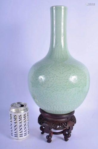 A LARGE EARLY 20TH CENTURY CHINESE CELADON BULB…