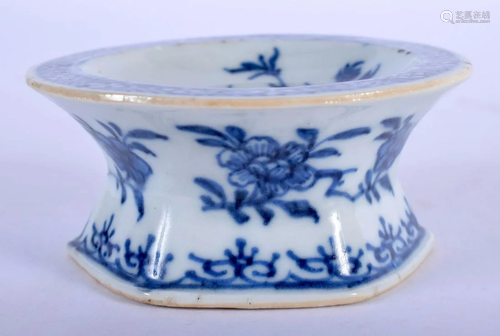 AN 18TH CENTURY CHINESE BLUE AND WHITE PORCELAIN