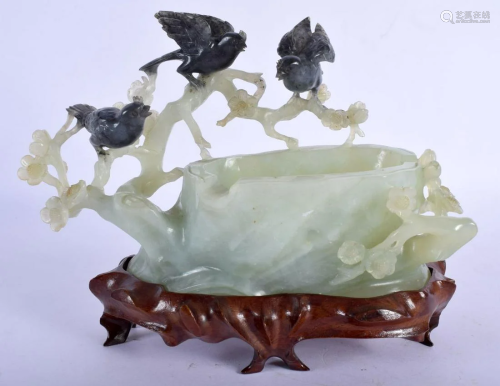 A LARGE EARLY 20TH CENTURY CHINESE CARVED JADE B…