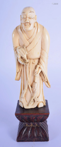 A 17TH/18TH CENTURY CHINESE CARVED IVORY FIGURE OF…