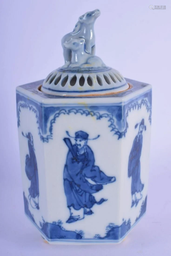 AN EARLY 20TH CENTURY CHINESE BLUE AND WHITE PORCEL…