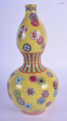 A CHINESE FAMILLE ROSE PORCELAIN DOUBLE GOURD VASE …