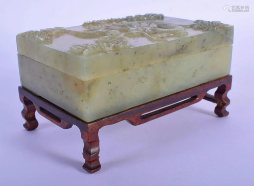 A 19TH CENTURY CHINESE CARVED SERPENTINE JADE BOX AND