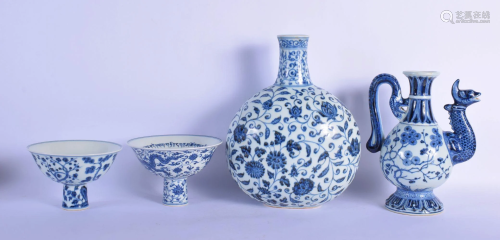 A LARGE CHINESE BLUE AND WHITE PORCELAIN PILGRIM FLASK