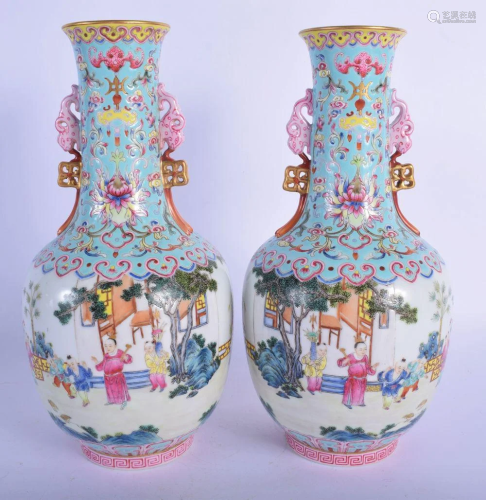 A PAIR OF EARLY 20TH CENTURY CHINESE FAMILLE ROSE T…