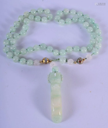 AN EARLY 29TH CENTURY CHINESE ICEY JADEITE NECKLACE