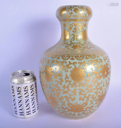 AN EARLY 20TH CENTURY CHINESE GILT DECORATED CELADON