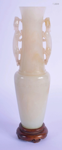 A RARE EARLY 20TH CENTURY CHINESE TWIN HANDLED JADE