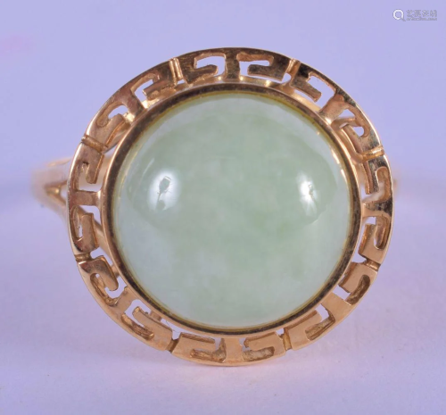 A CHINESE 14CT GOLD AND JADEITE RING. R/S.