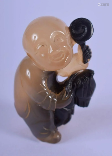 AN EARLY 20TH CENTURY CHINESE CARVED TWO TONE AGATE