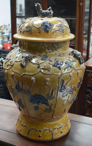 AN LARGE EARLY C20TH CHINESE TEMPLE JAR AND COVER