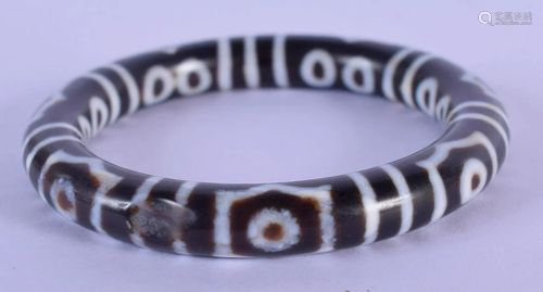 A CHINESE TIBETAN AGATE ZHU BANGLE 20th Century. 6.5 cm