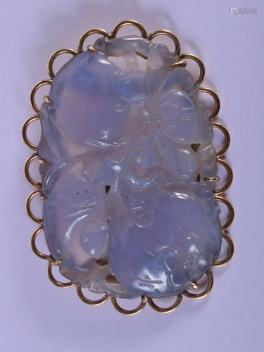 AN EARLY 20TH CENTURY CHINESE 9CT GOLD MOUNTED JADE