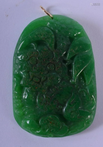 A CHINESE GOLD MOUNTED CARVED JADE PENDANT 20th