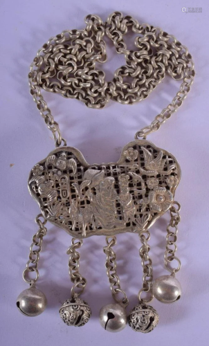 A CHINESE WHITE METAL NECKLACE 20th Century. 6 cm x 6.5