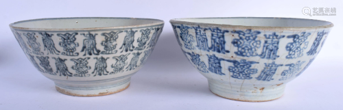 A LARGE PAIR OF 18TH CENTURY CHINESE BLUE AND WHITE
