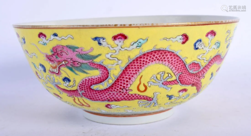 AN EARLY 20TH CENTURY CHINESE FAMILLE ROSE PORCELAIN