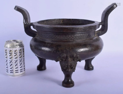 A LARGE 17TH CENTURY CHINESE TWIN HANDLED BRONZE …
