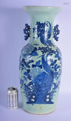 A LARGE 19TH CENTURY CHINESE BLUE AND WHITE CELADON