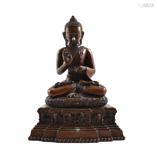 A FINE CHINESE GILT BRONZE SEATED BUDDHA