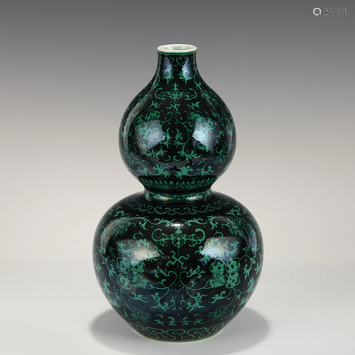 QING FAMILLE NOIR DOUBLE GOURD BOTTLE