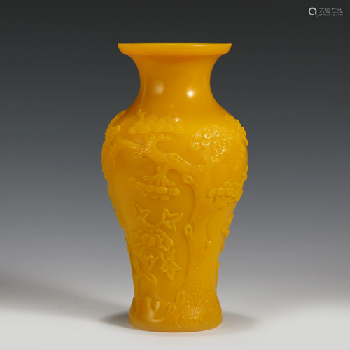 QING DAOGUANG PEKING GLASS CARVED VASE