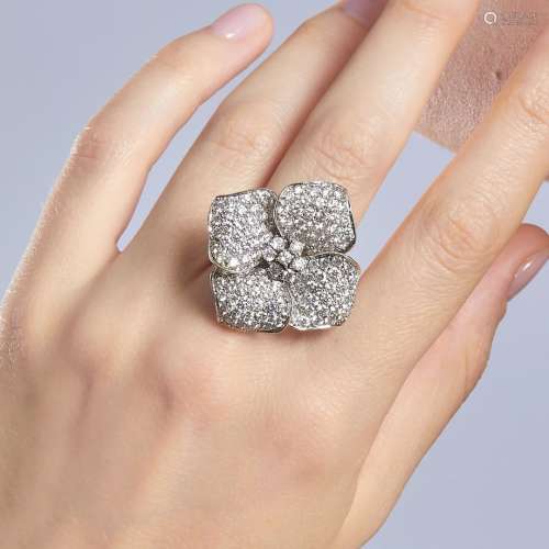 GRANDE BAGUE FLEUR Les quatre pétales sont pavés de diamants...