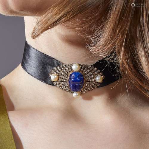 ANNÉES 1860 BOUCLE SCARABÉE LAPIS-LAZULI Elle est de forme o...