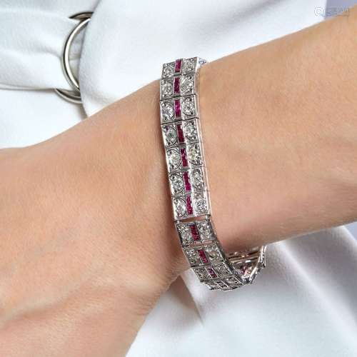 297 Bracelet ruban diamants rubis Le bracelet articulé est o...