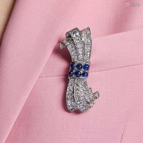 62 ANNEES 1925 BROCHE DOUBLE-CLIP DIAMANTS ET SAPHIRS CABOCH...