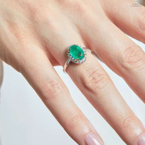 BAGUE EMERAUDE ET DIAMANTS Elle est ornée d'une émeraude ova...