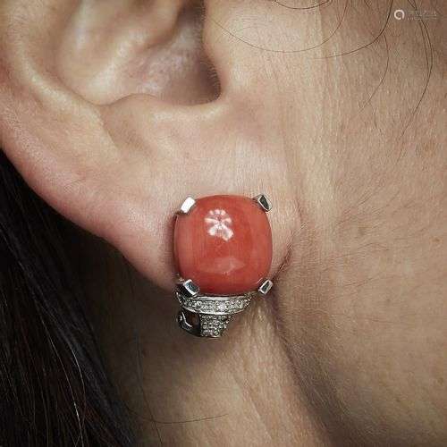 PAIRE DE CLIPS D'OREILLES CORAIL Elles sont ornées de caboch...