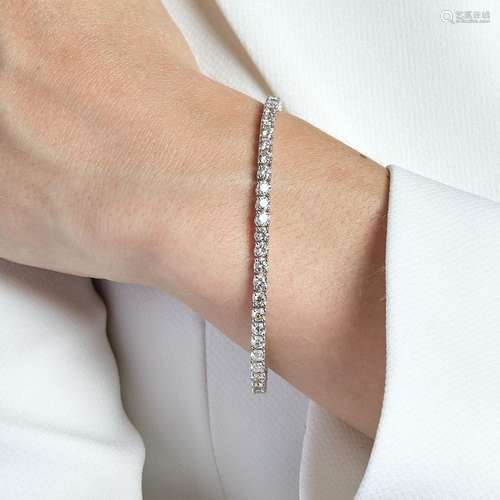 BRACELET LIGNE DIAMANTS Il est composé de quarante-huit diam...