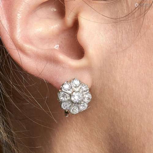 PAIRE DE BOUCLES D'OREILLES MARGUERITES DIAMANTS Elles sont ...