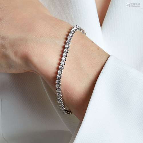 BRACELET LIGNE DIAMANTS Il est composé de diamants taille br...