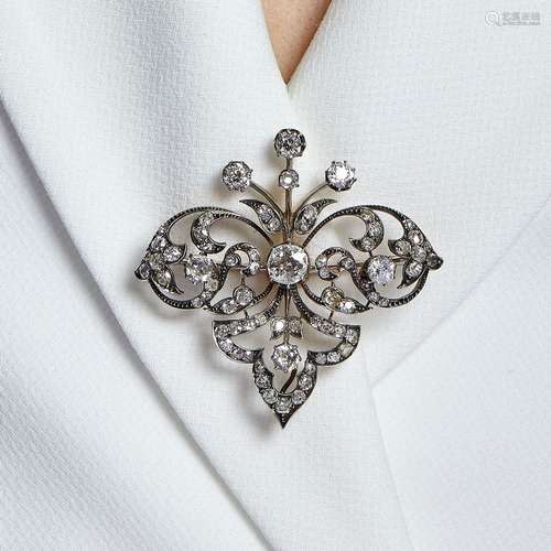 ANNÉES 1890 BROCHE ORNEMENT DIAMANTS Les larges volutes sont...