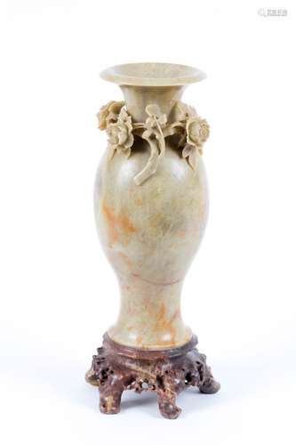 Vase in soapstone with a wreath. China. 20th c