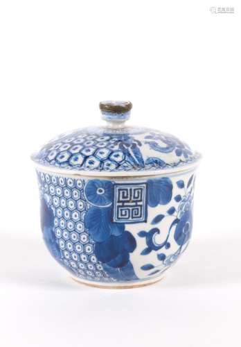 Porcelain soup toureen. China. 19th century