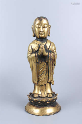 A GILT BRONZE SITTING FIGURE STATUE