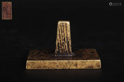 A GILT BRONZE RECTANGULAR STAMP SEAL