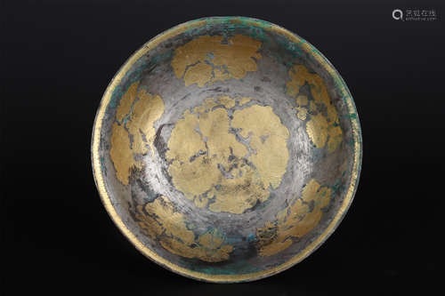 A PARCEL-GILT BRONZE SACRIFICIAL PLATE