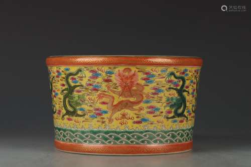A YELLOW-GROUND AND GILT-DECORATED NINE DRAGON CYLINDRICAL W...