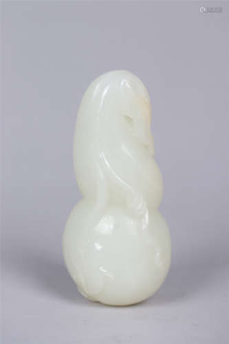 A CARVED WHITE JADE DOUBLE GOURD-SHAPED ORNAMENT