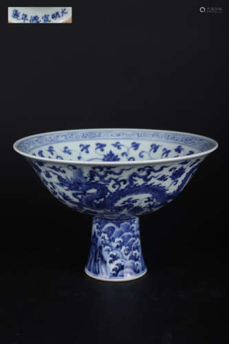 A BLUE AND WHITE CHILONG AND WAVE STEM CUP