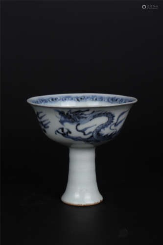 A BLUE AND WHITE DRAGON STEM CUP