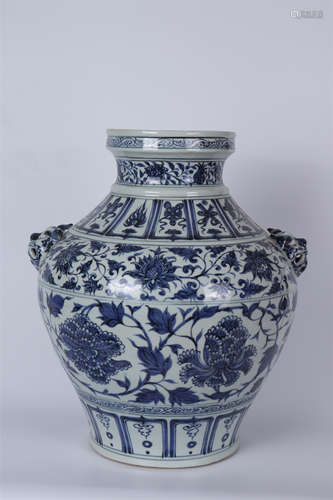 A BLUE AND WHITE FLOWER BEAST-EARED GLOBULAR VASE, ZUN