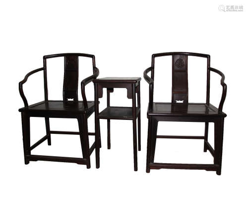 A PAIR OF SANDALWOOD OFFICIAL HAT ARMCHAIRS AND SIDE TABLE