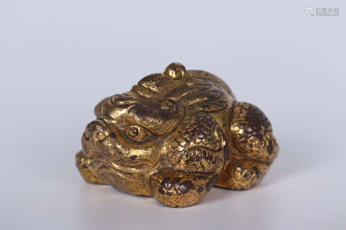 A GILT BRONZE MYTHICAL BEAST ORNAMENT