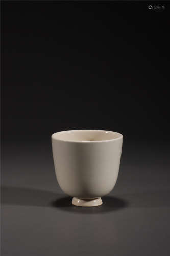 A WHITE GLAZE XING WARE CUP