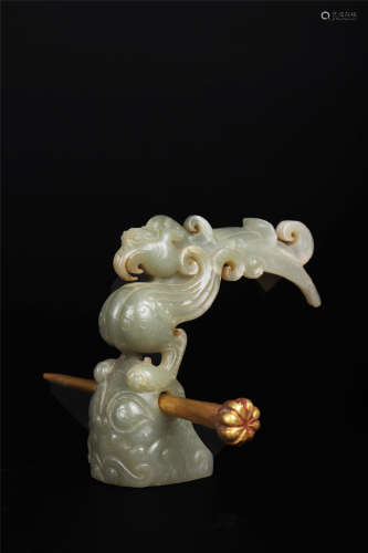 A CARVED CELADON JADE BIRD ORNAMENT